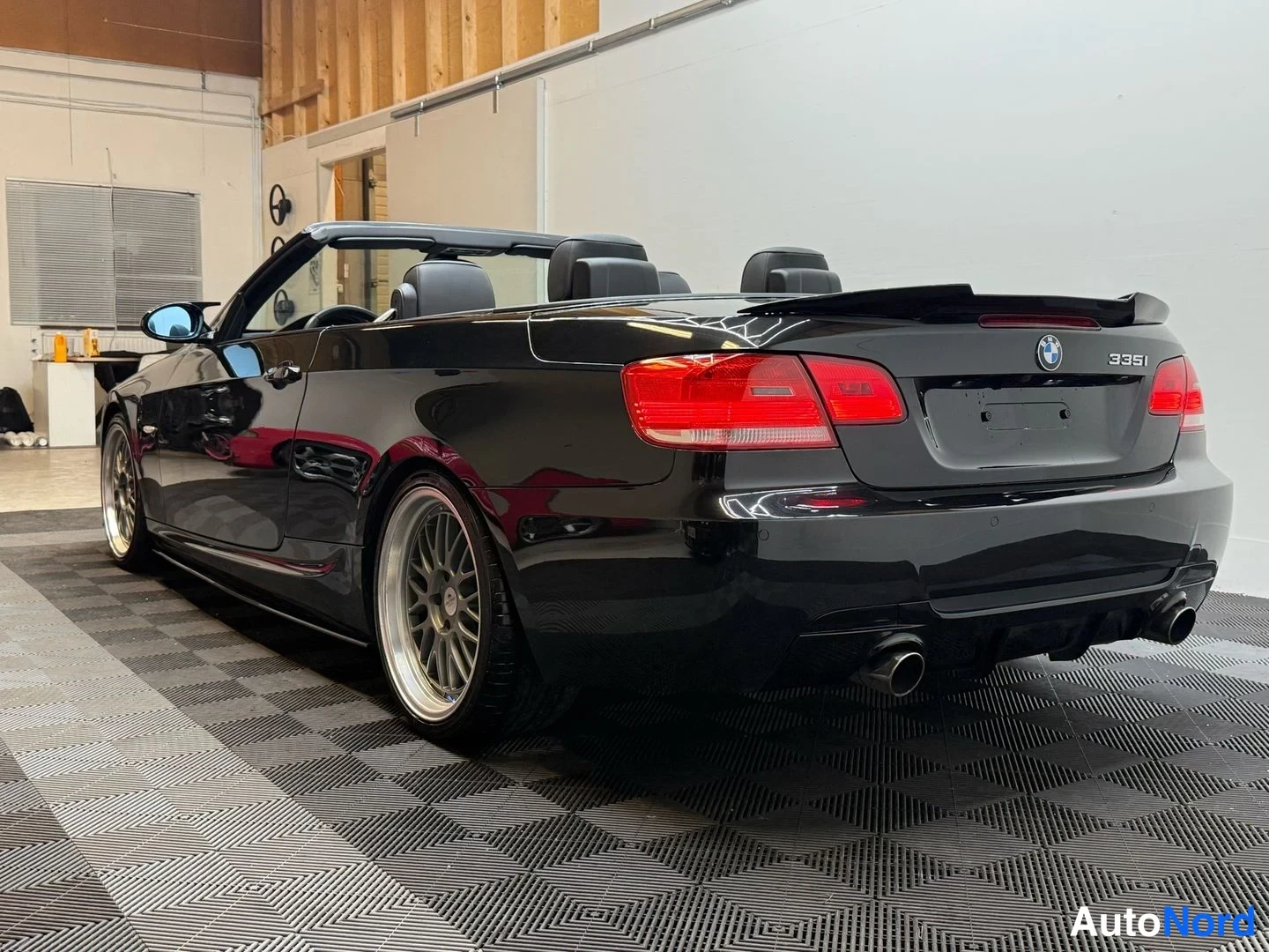 Musta BMW 335i 2007, takaviisto, kuva 23