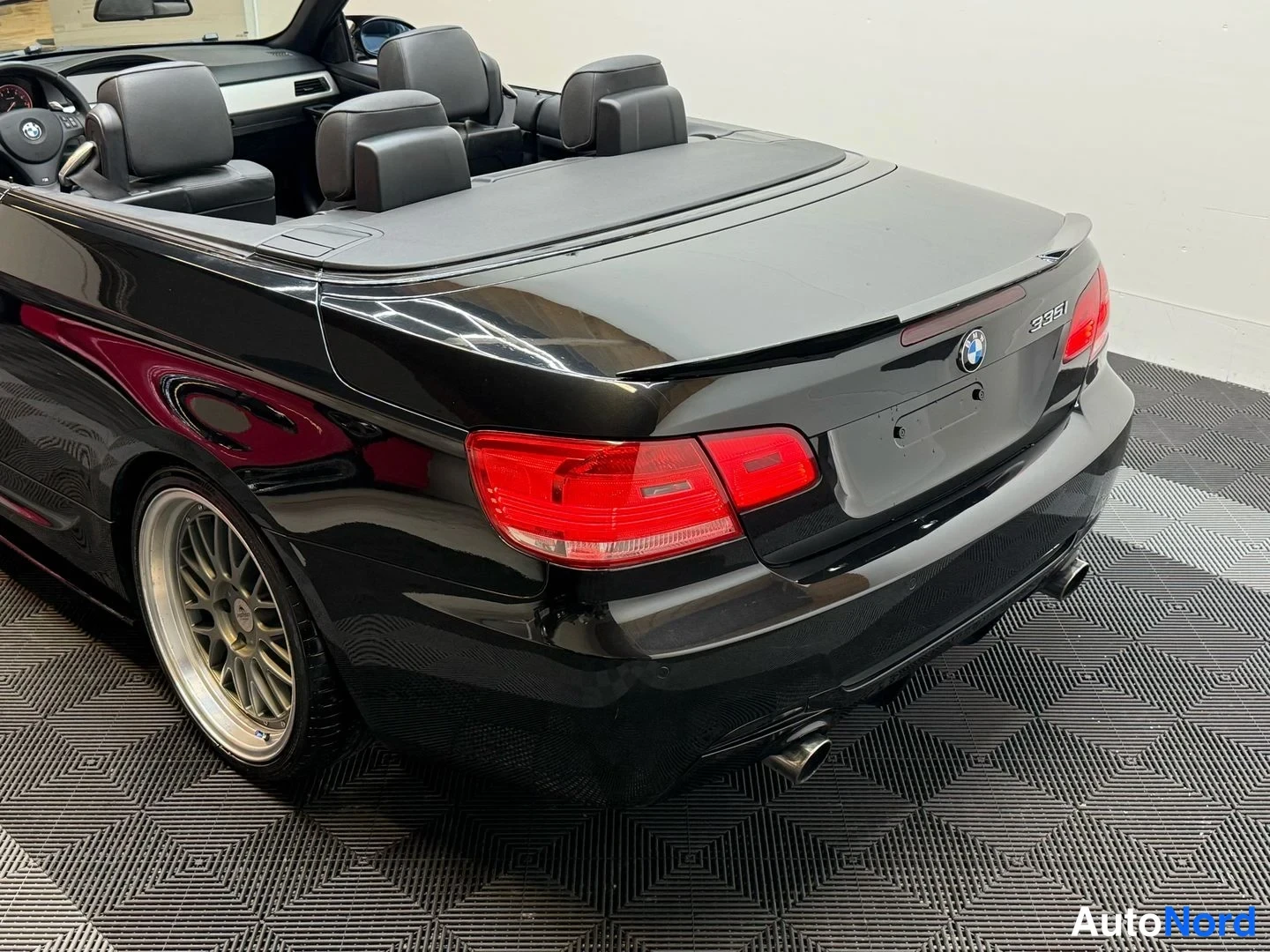 Musta BMW 335i 2007, takaviisto, kuva 24