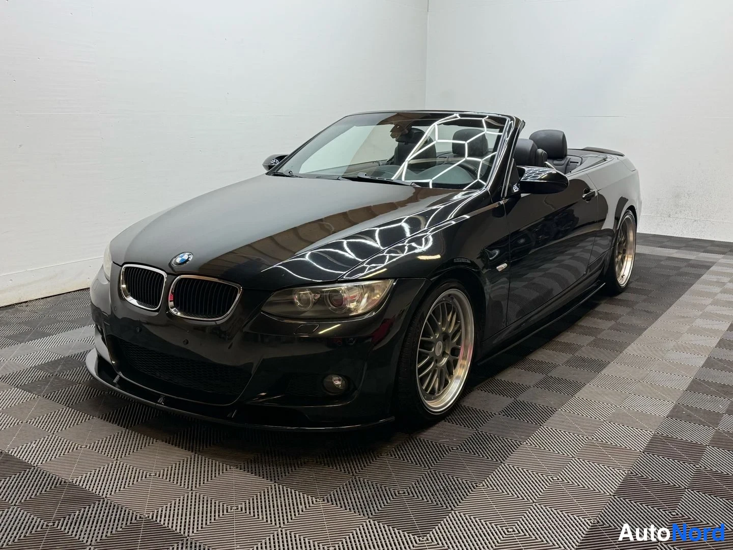 Musta BMW 335i 2007, etuviisto, keula vasemmalle, kuva 3