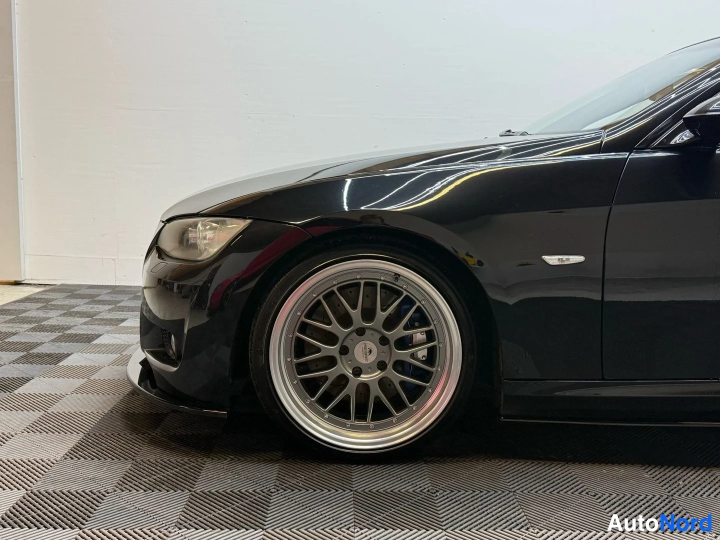 Musta BMW 335i 2007, etuviisto, keula vasemmalle, kuva 10