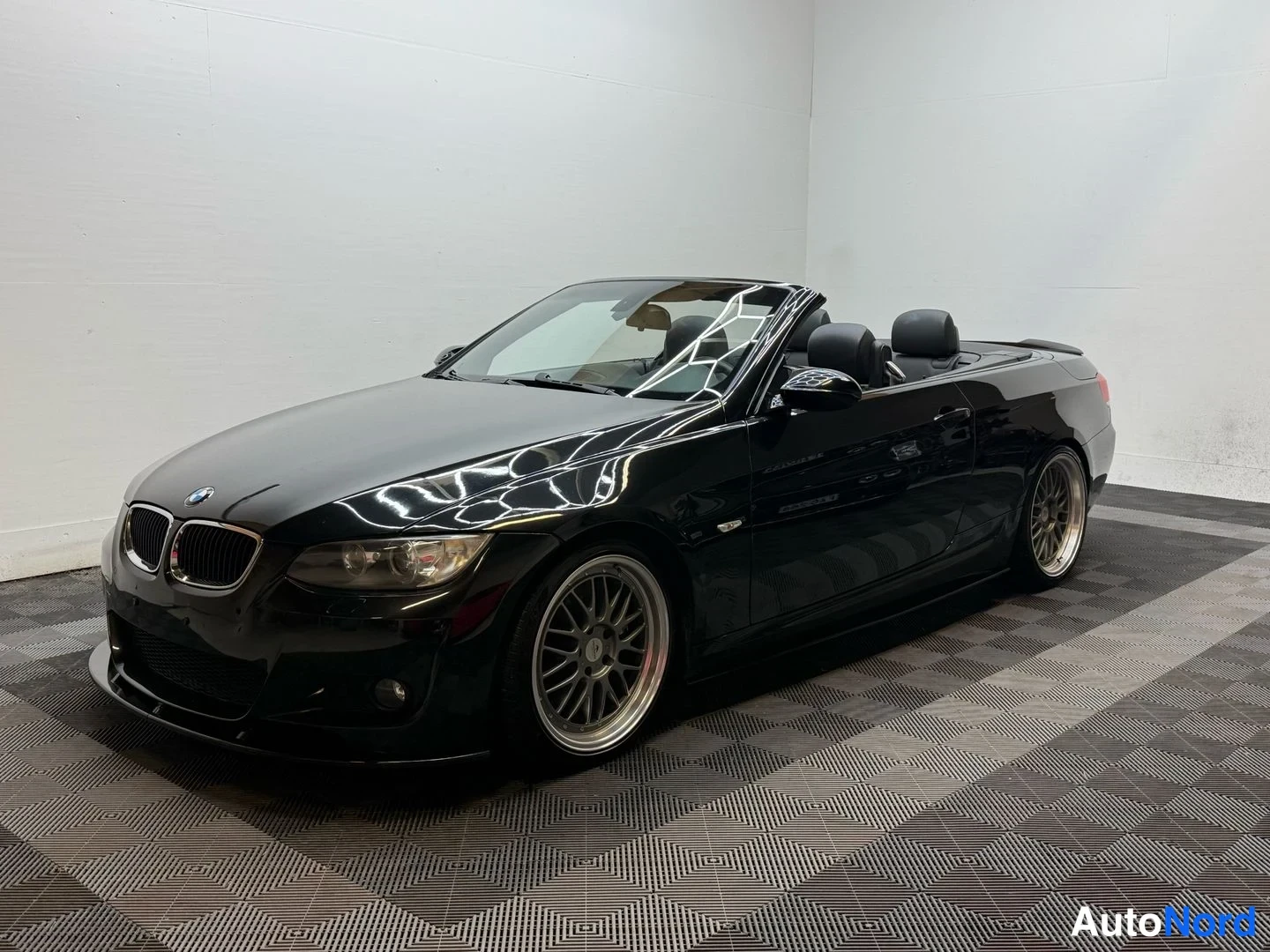 Musta BMW 335i 2007, etuviisto, keula vasemmalle, kuva 4