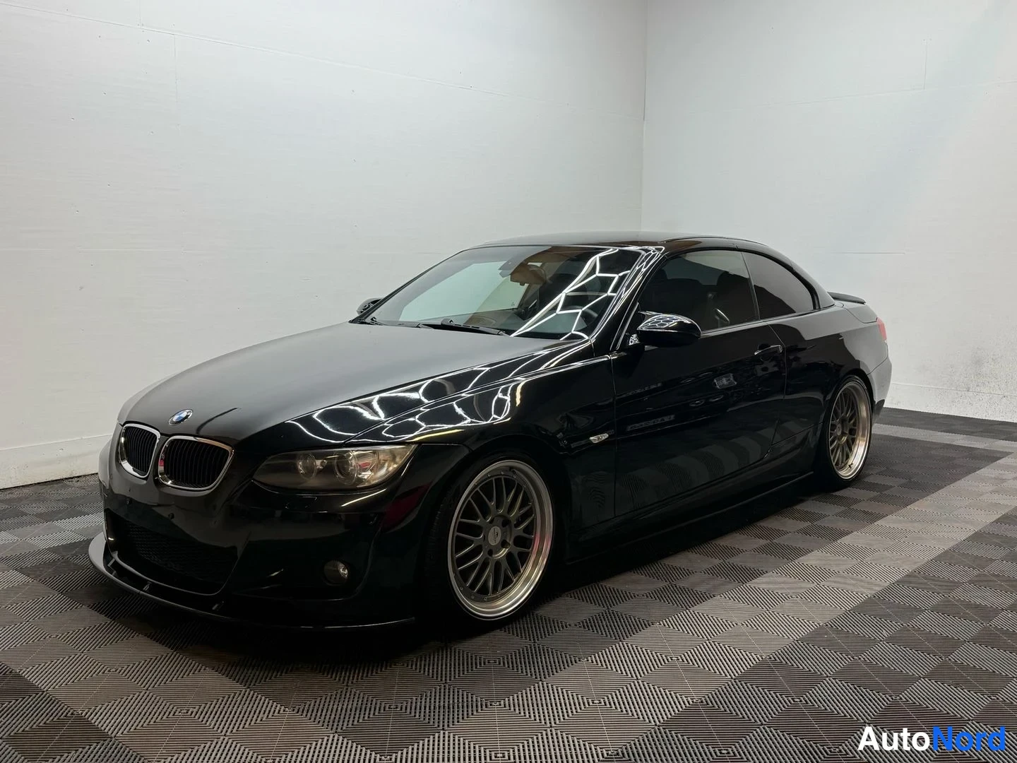 Musta BMW 335i 2007, etuviisto, keula vasemmalle, kuva 5