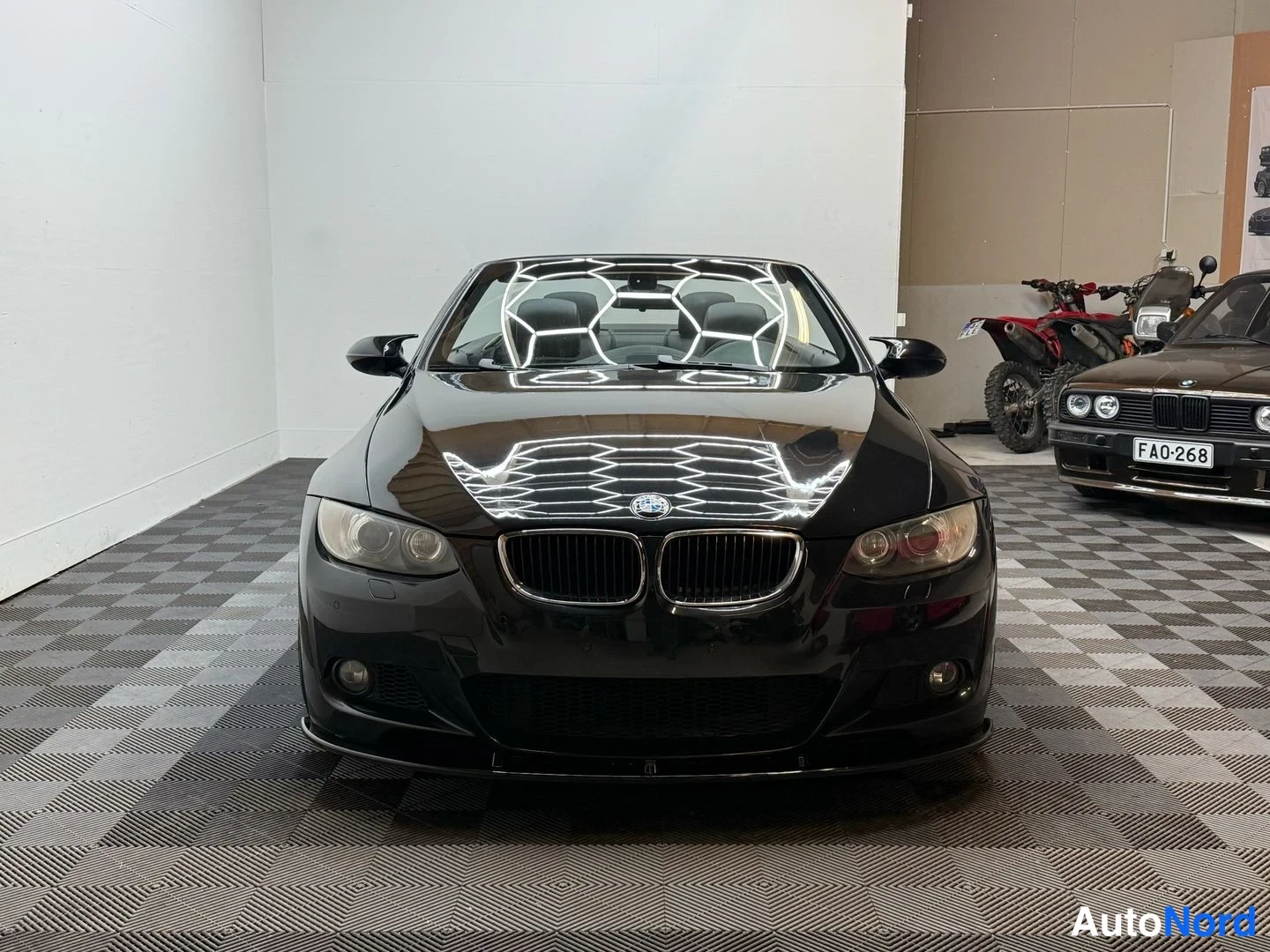 Musta BMW 335i 2007, edestä, kuva 13