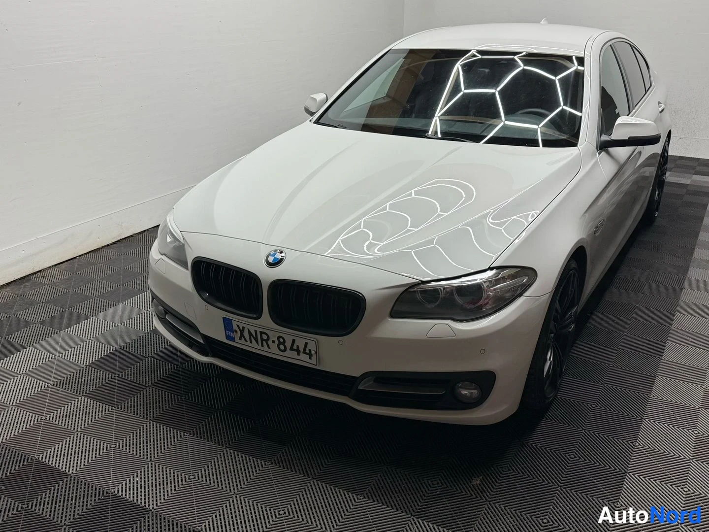 Valkoinen BMW 518d 2016, etuviisto, keula vasemmalle, kuva 3
