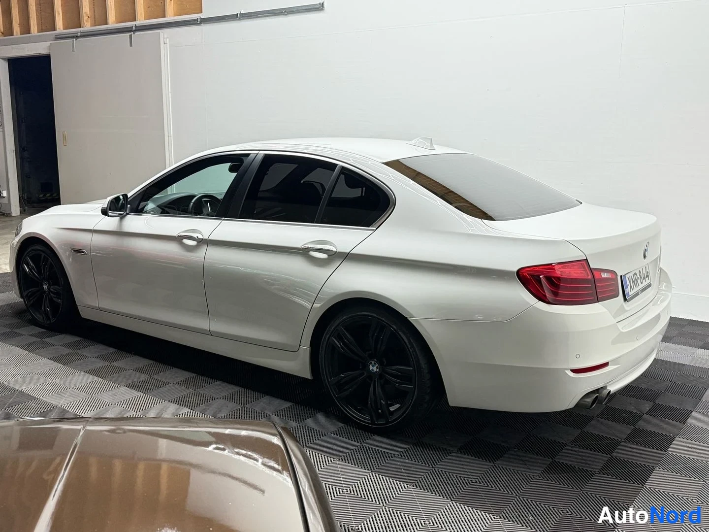 Valkoinen BMW 518d 2016, takaviisto, kuva 12