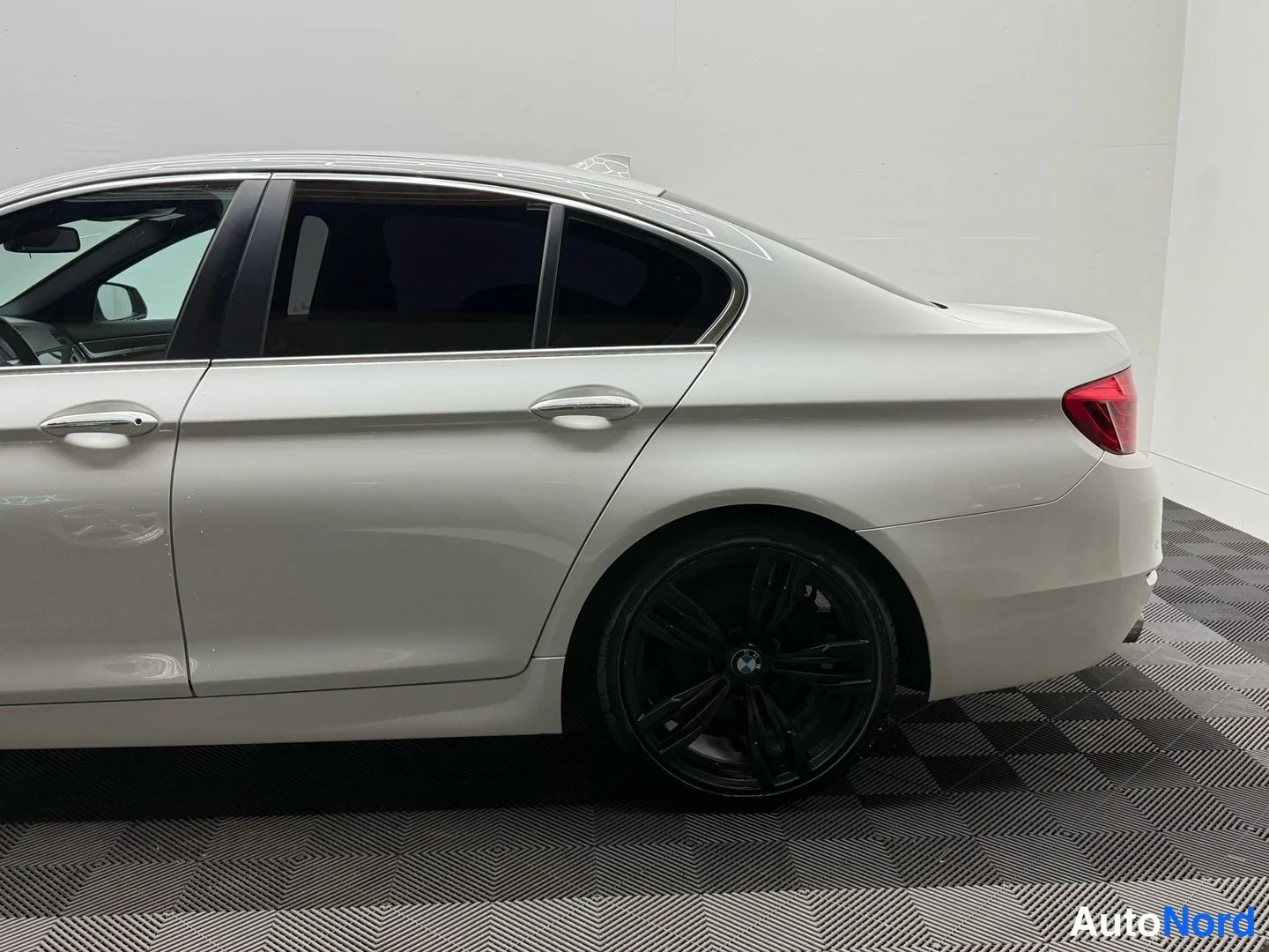 Valkoinen BMW 518d 2016, takaviisto, kuva 10