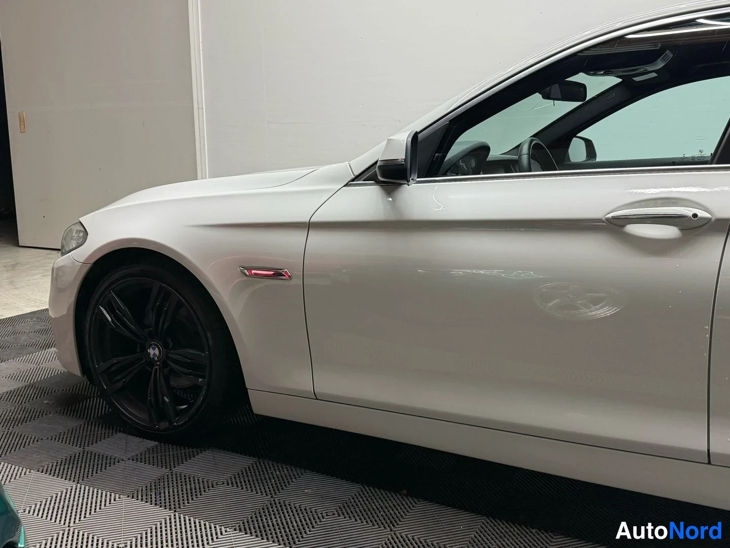 Valkoinen BMW 518d 2016, etuviisto, keula vasemmalle, kuva 4