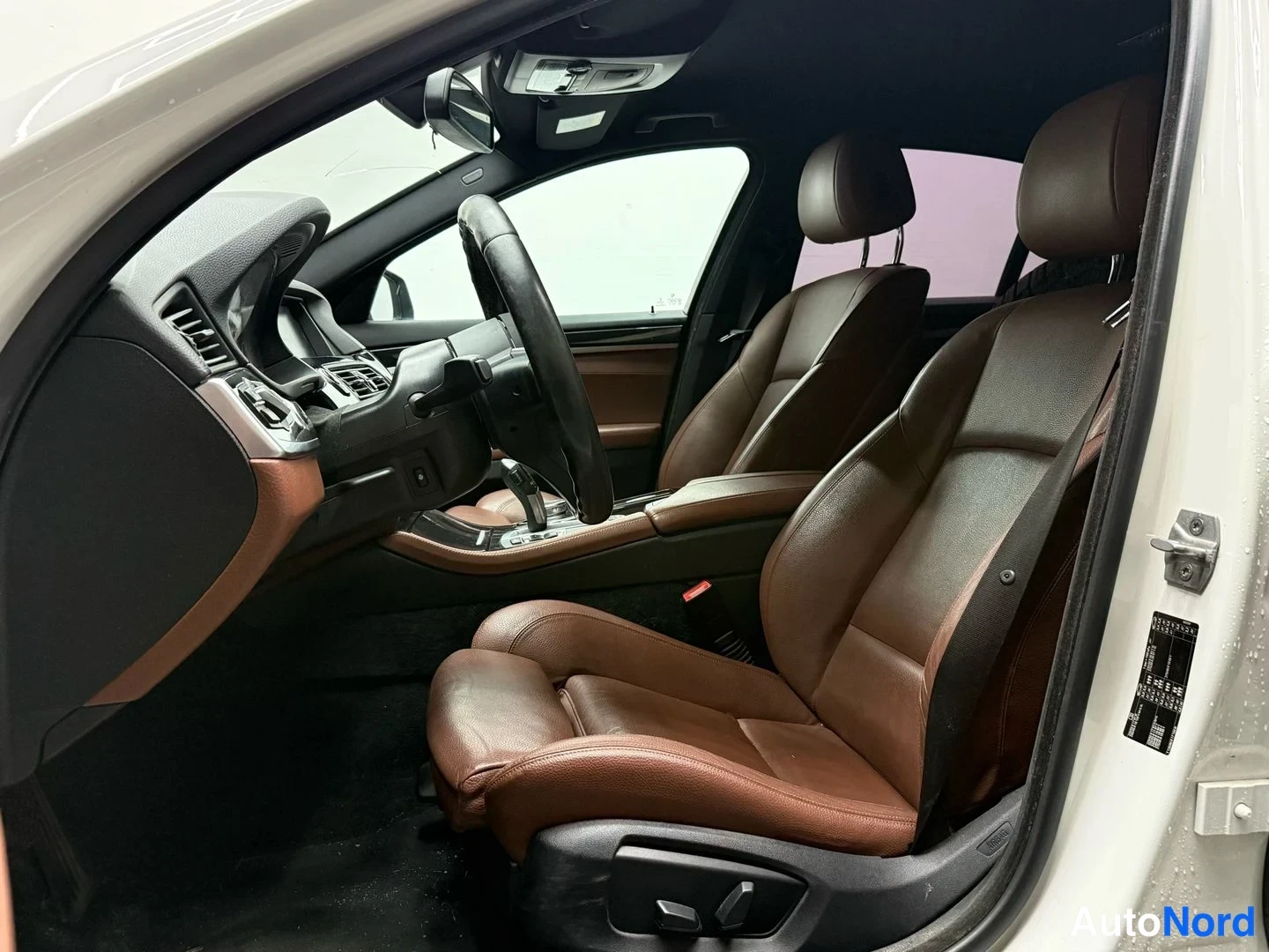 Valkoinen BMW 518d 2016, etuistuimet, kuva 15