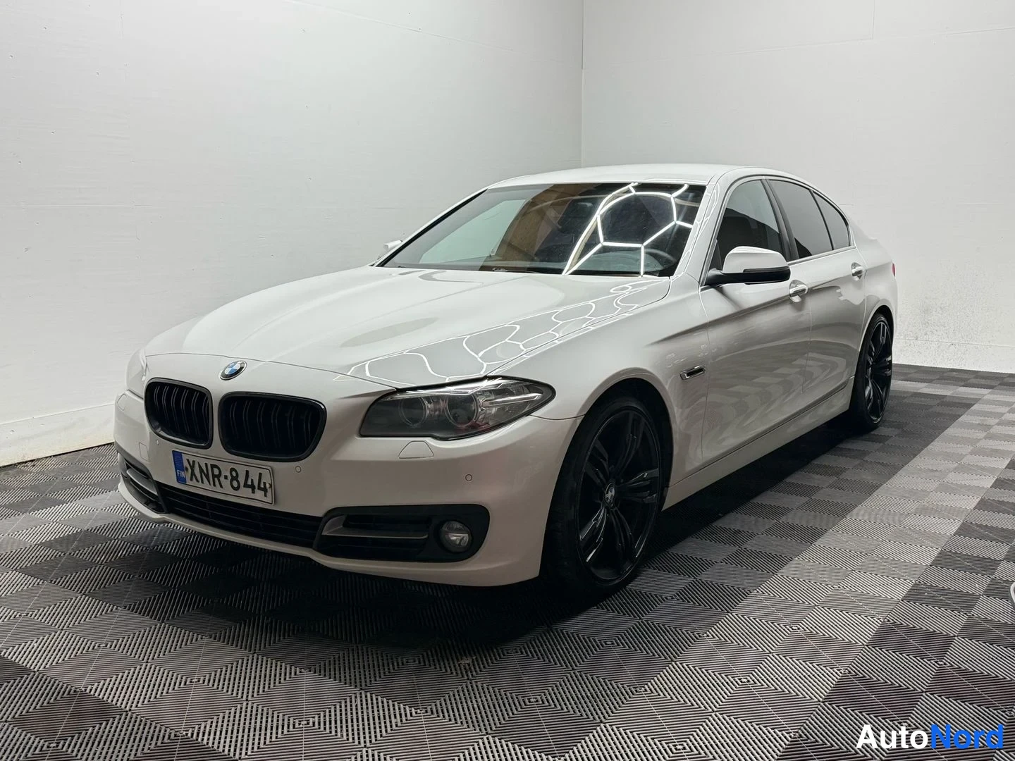 Valkoinen BMW 518d 2016, etuviisto, keula vasemmalle, kuva 2