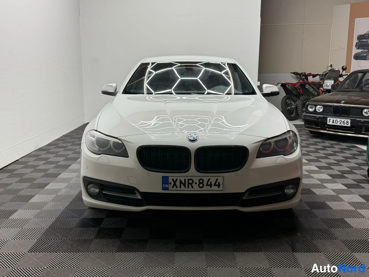 Valkoinen BMW 518d 2016, edestä, kuva 8