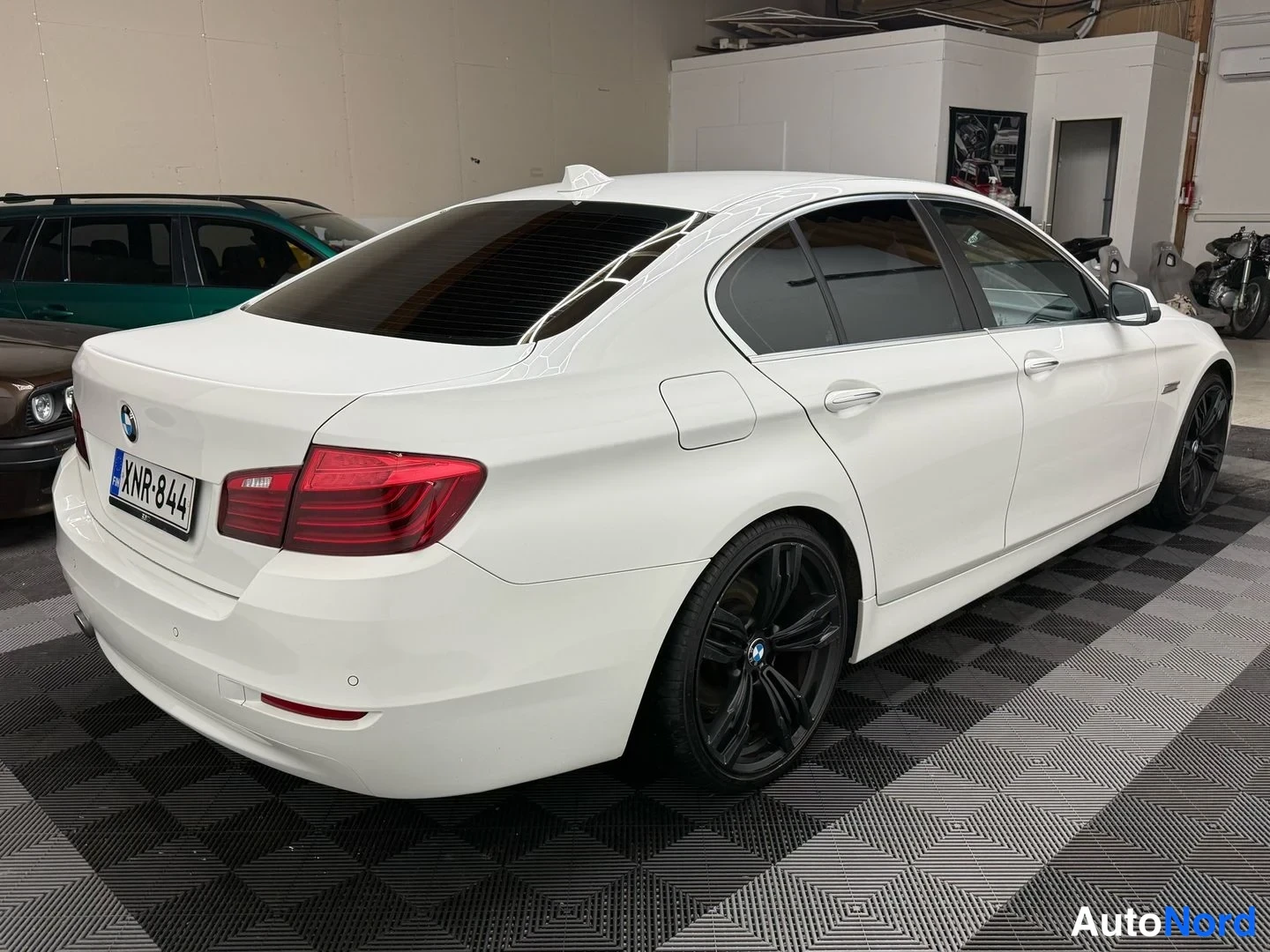 Valkoinen BMW 518d 2016, kuva 16