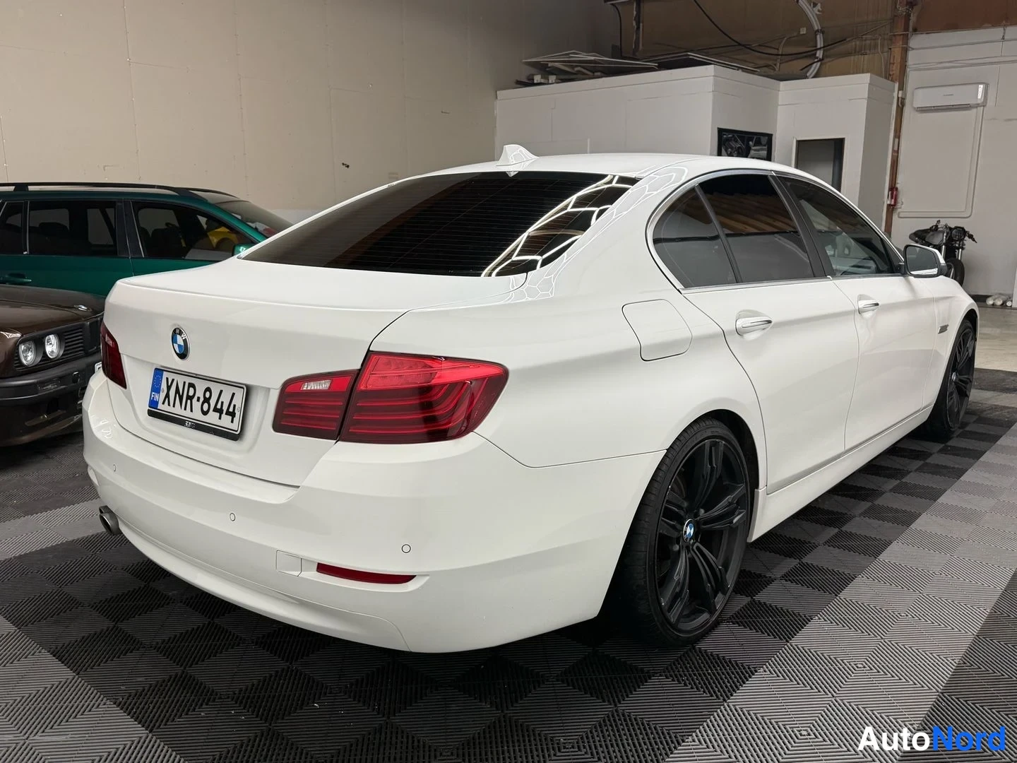Valkoinen BMW 518d 2016, takaviisto, kuva 9