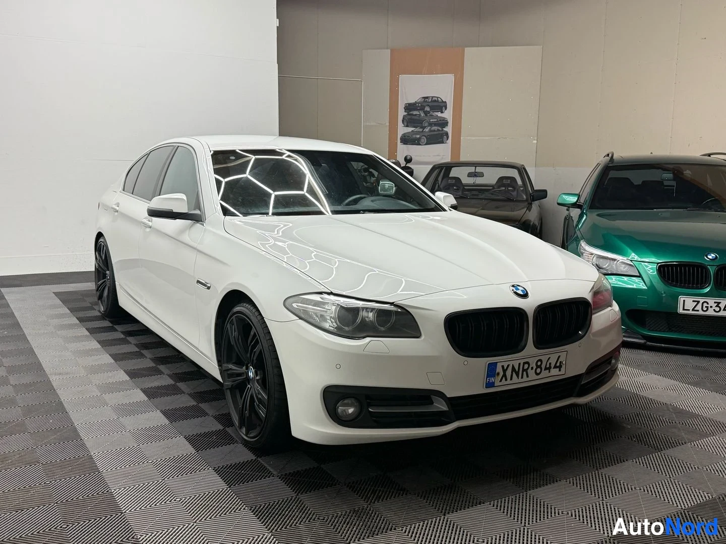 Valkoinen BMW 518d 2016, etuviisto, keula oikealle, kuva 5
