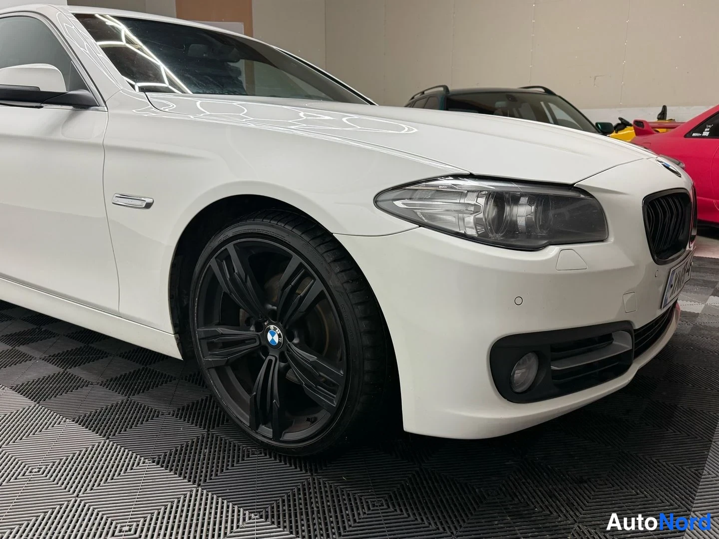 Valkoinen BMW 518d 2016, etuviisto, keula oikealle, kuva 6