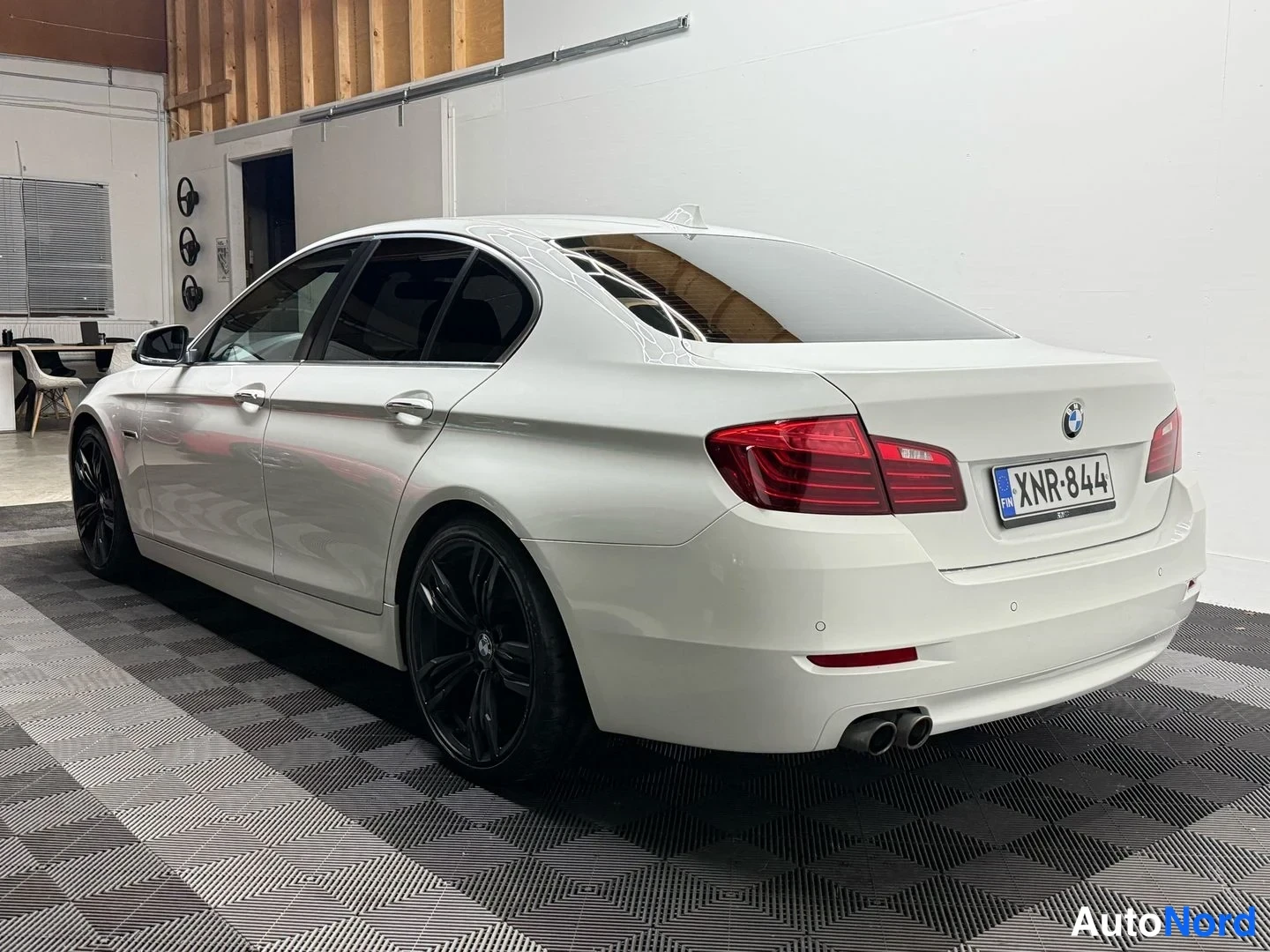 Valkoinen BMW 518d 2016, takaviisto, kuva 11