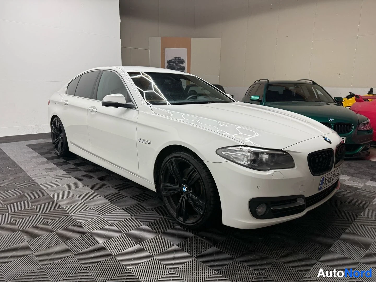 Valkoinen BMW 518d 2016, etuviisto, keula oikealle, kuva 7