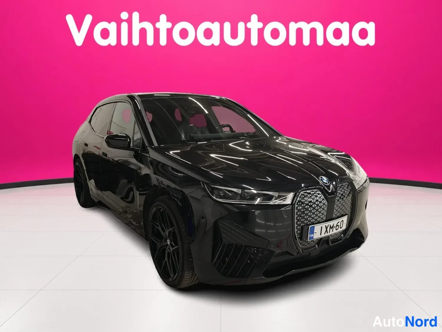 Musta BMW iX 2022, etuviisto, keula oikealle, kuva 2