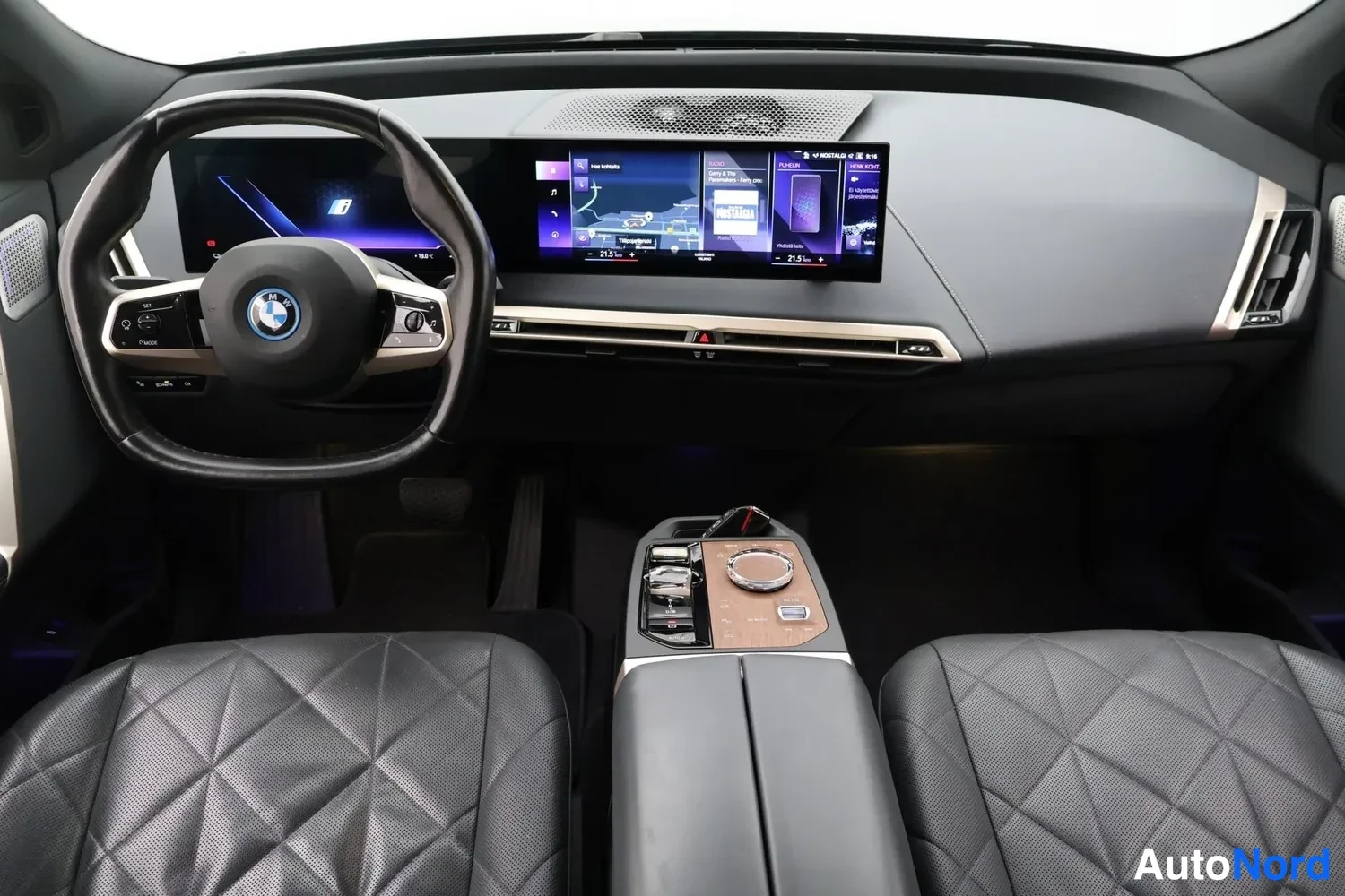 Musta BMW iX 2023, ohjaamo, kuva 9