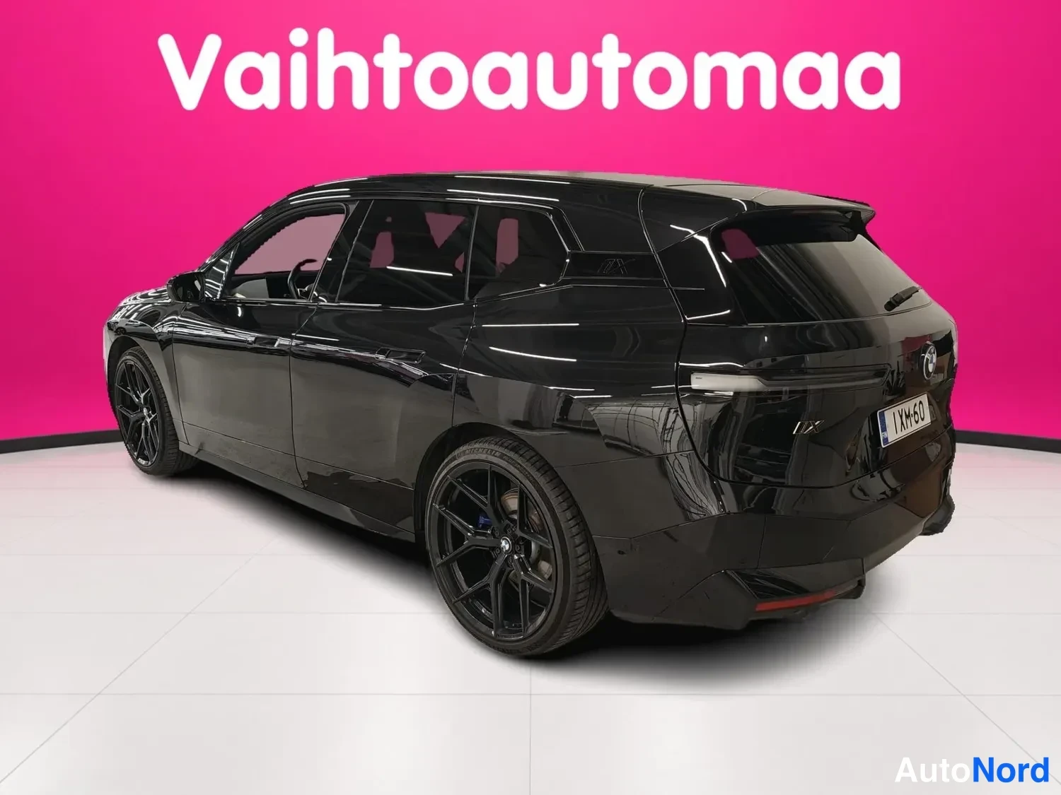 Musta BMW iX 2022, takaviisto, kuva 3