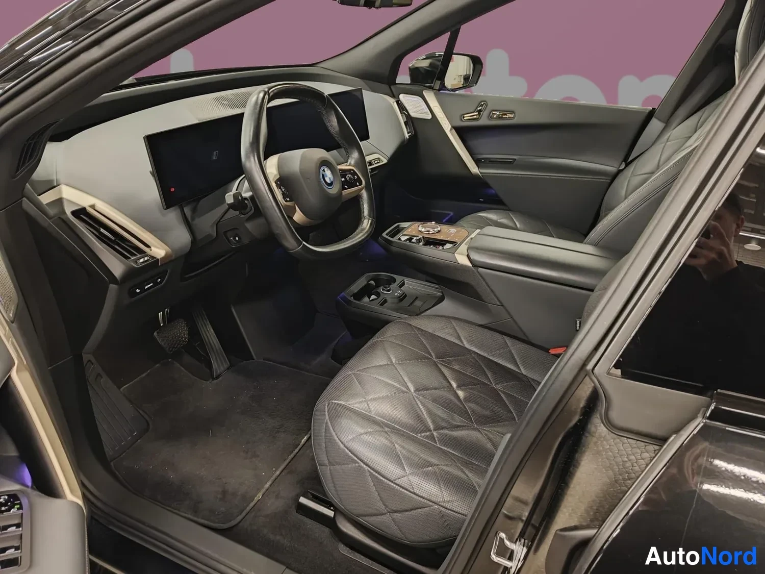 Musta BMW iX 2022, ohjaamo, kuva 4