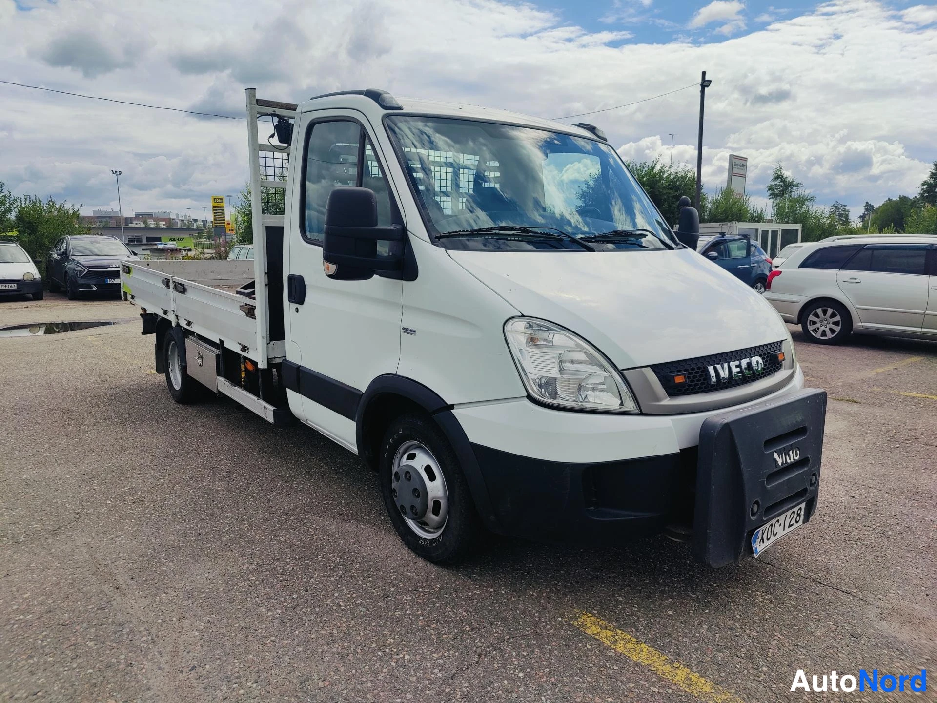 Valkoinen Iveco Daily 2011, etuviisto, keula oikealle, kuva 2
