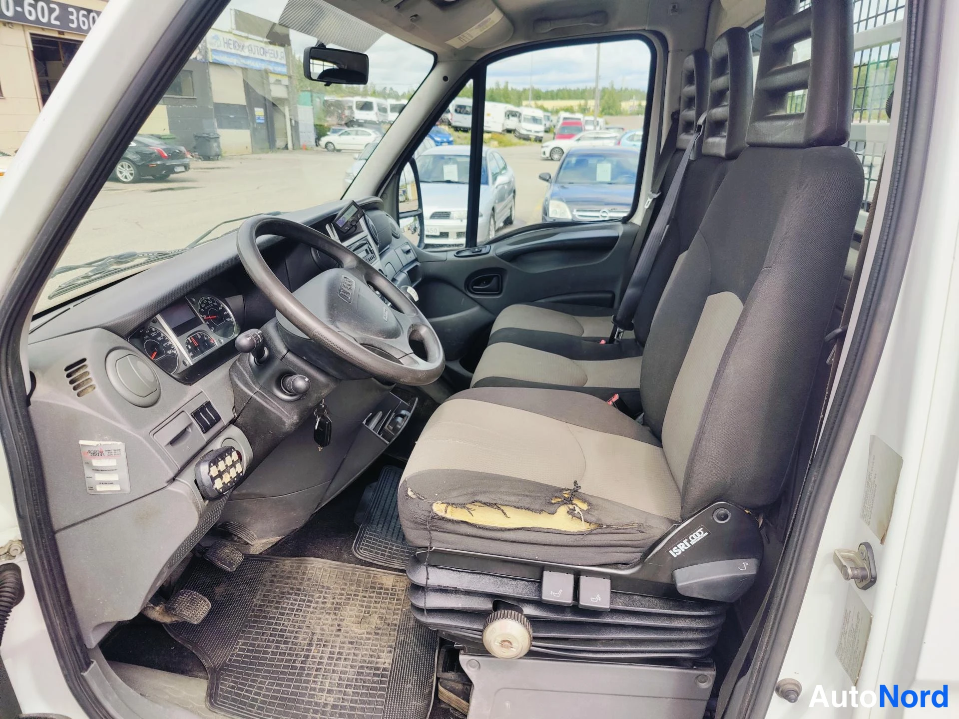 Valkoinen Iveco Daily 2011, etuistuimet, kuva 6