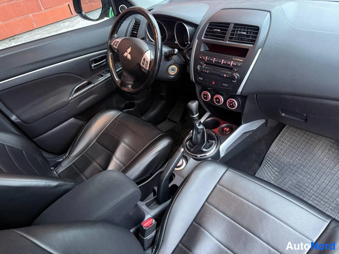 Harmaa Mitsubishi ASX 2011, ohjaamo, kuva 3
