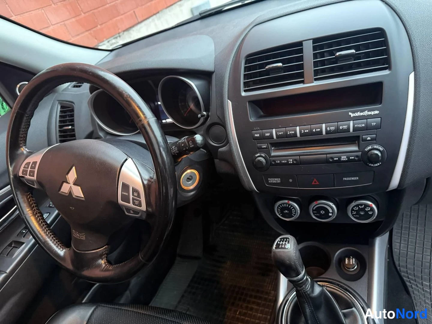 Harmaa Mitsubishi ASX 2011, ohjaamo, kuva 4