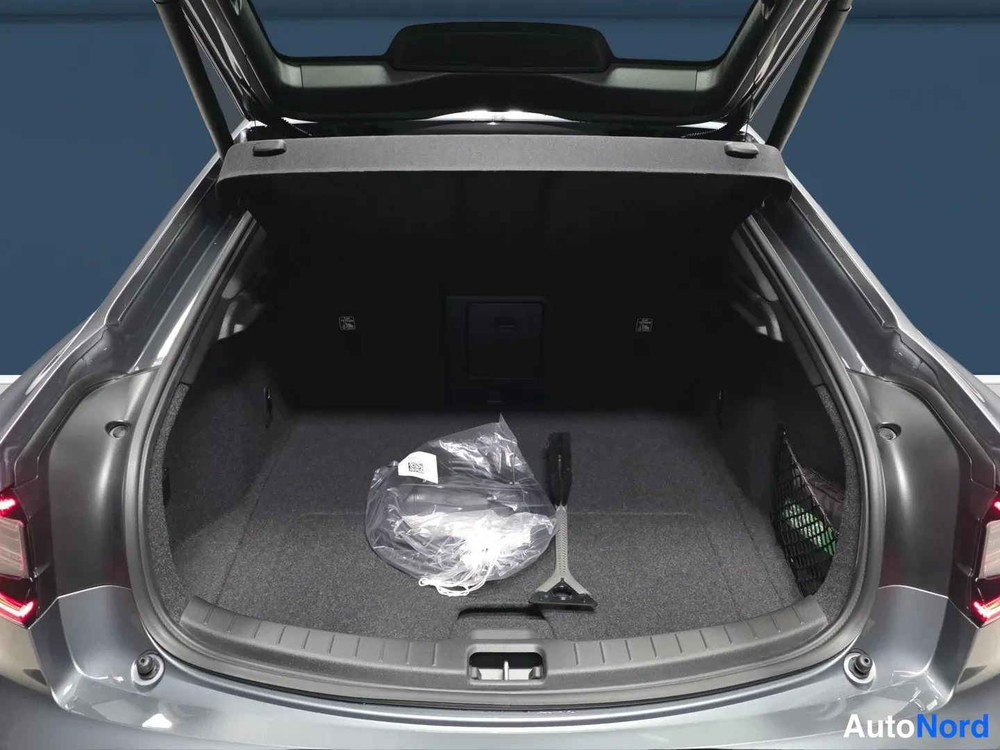 Harmaa Polestar 2 2027, tavaratila, kuva 11