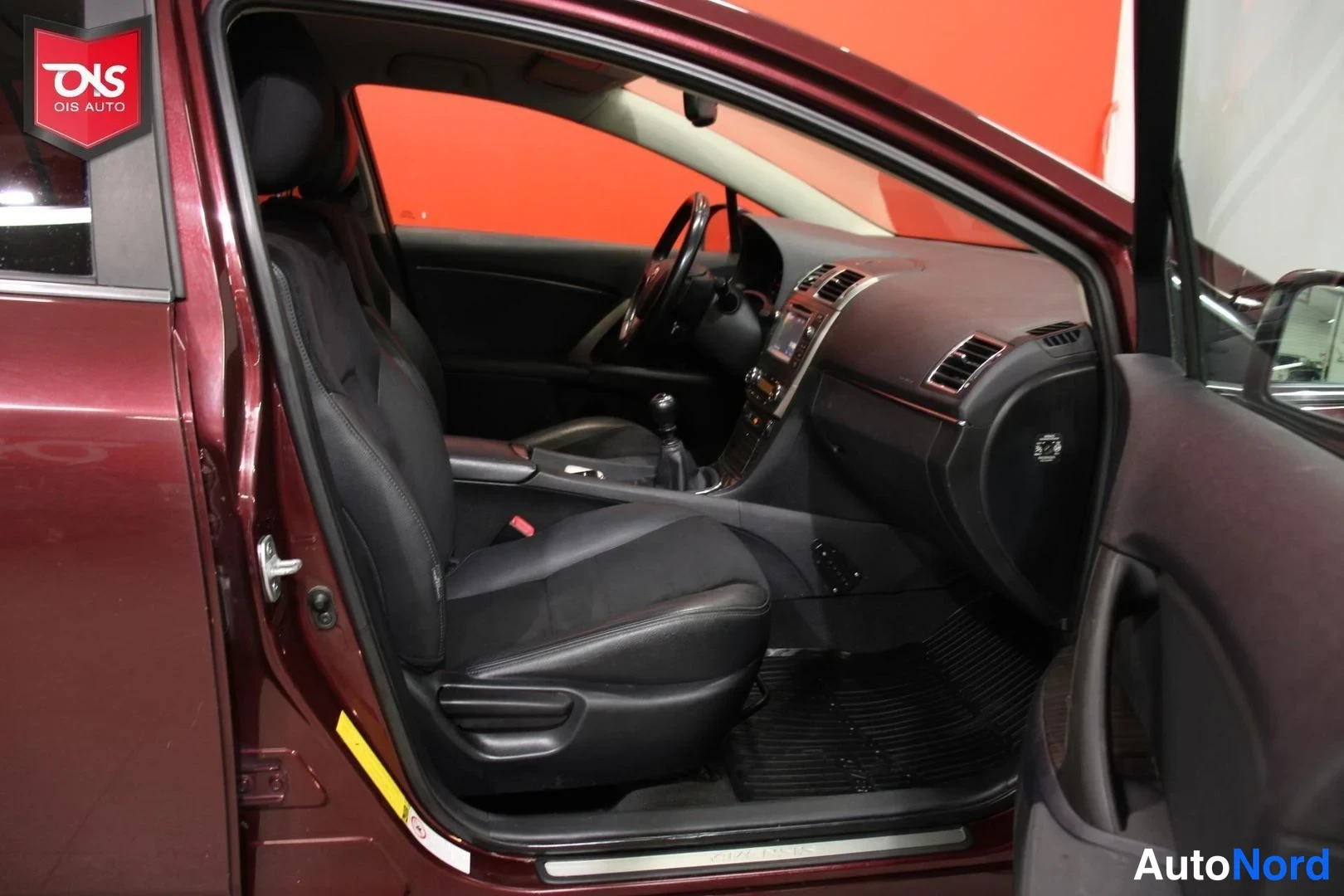 Röd Toyota Avensis 2012, förarplats, bild 9
