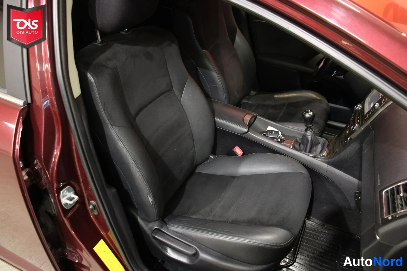 Röd Toyota Avensis 2012, framsäten, bild 11