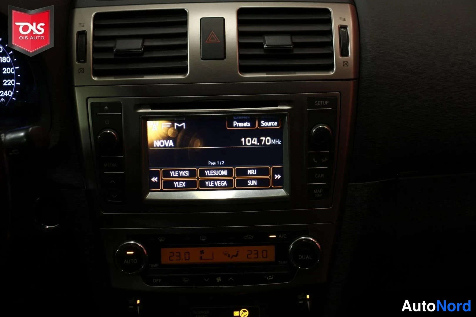 Röd Toyota Avensis 2012, detalj, bild 15