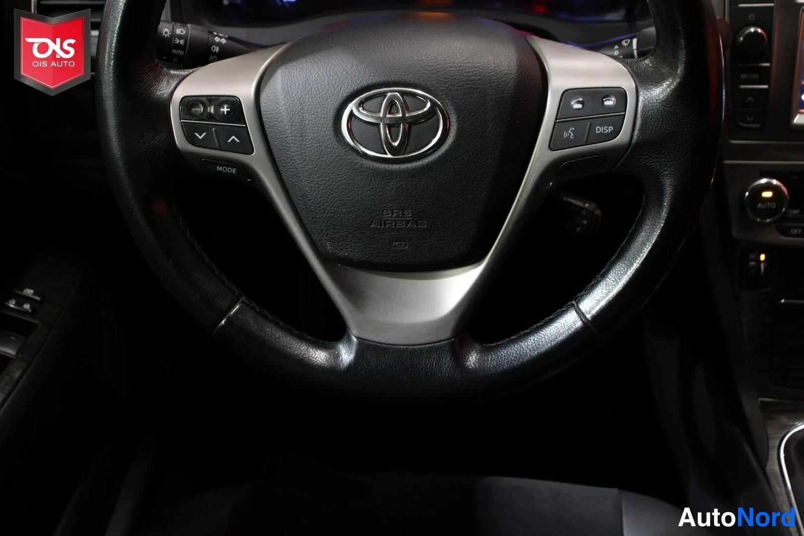 Röd Toyota Avensis 2012, detalj, bild 16