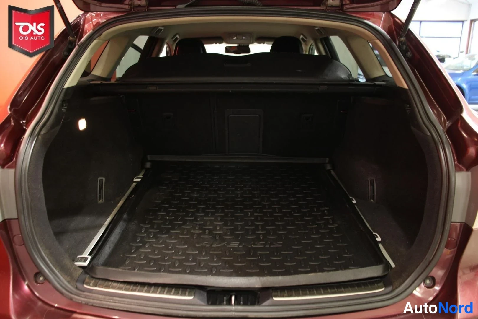 Röd Toyota Avensis 2012, bagageutrymme, bild 14