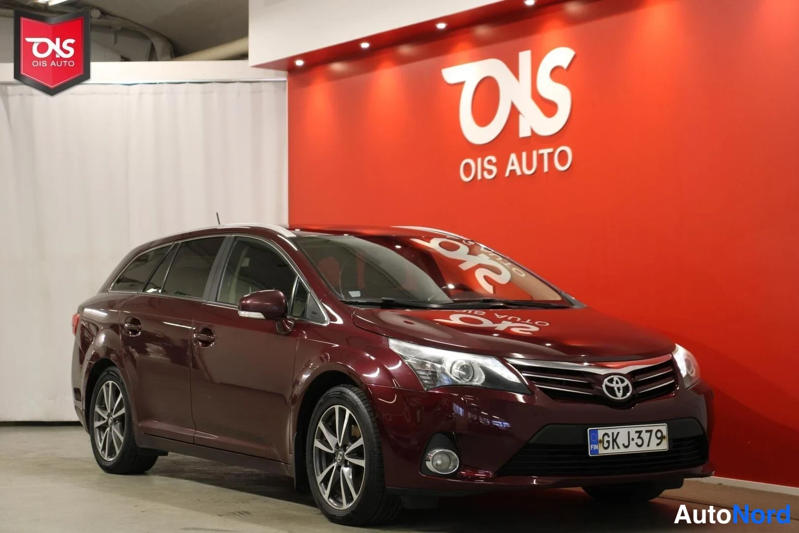 Röd Toyota Avensis 2012, snett framifrån, fronten åt höger, bild 3