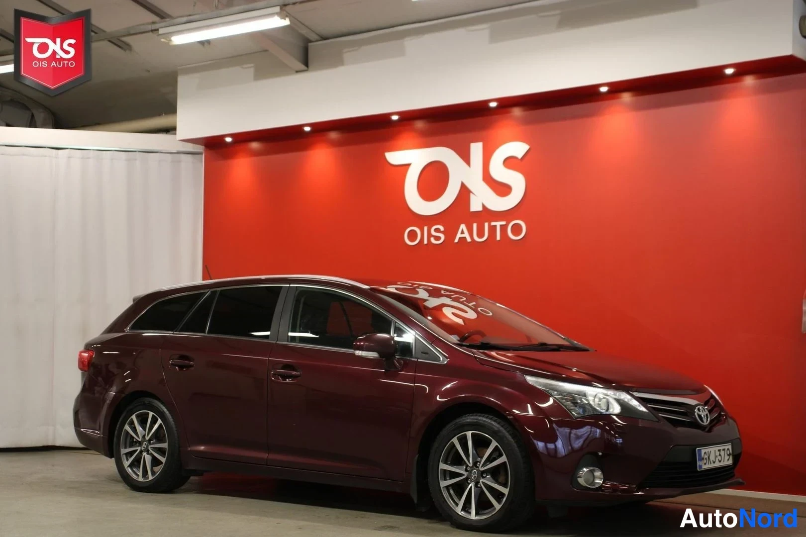 Röd Toyota Avensis 2012, snett framifrån, fronten åt höger, bild 4