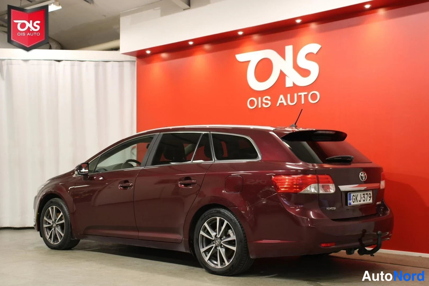 Röd Toyota Avensis 2012, snett bakifrån, bild 5