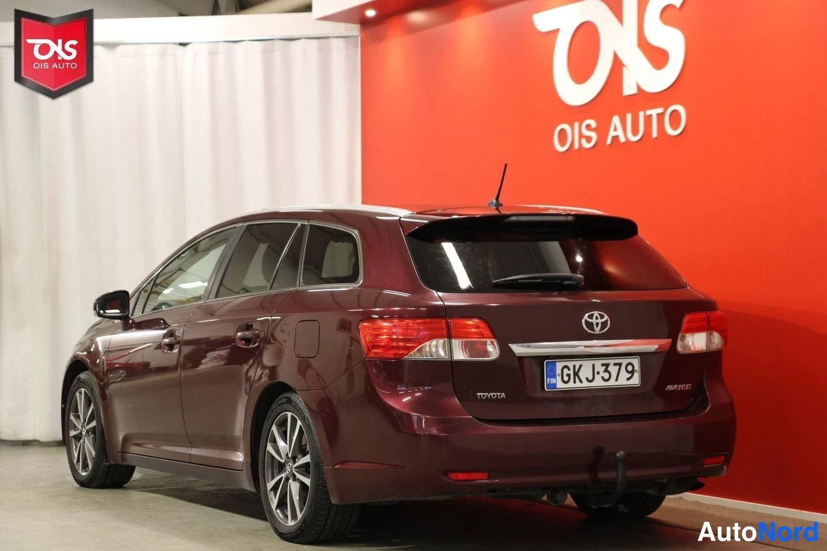 Röd Toyota Avensis 2012, snett bakifrån, bild 6