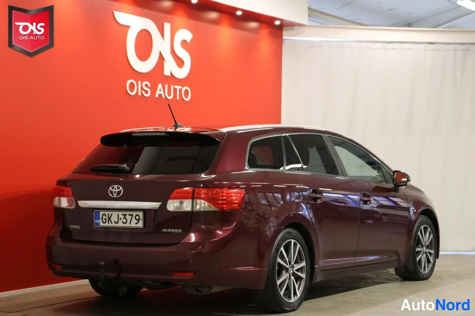 Röd Toyota Avensis 2012, snett bakifrån, bild 7