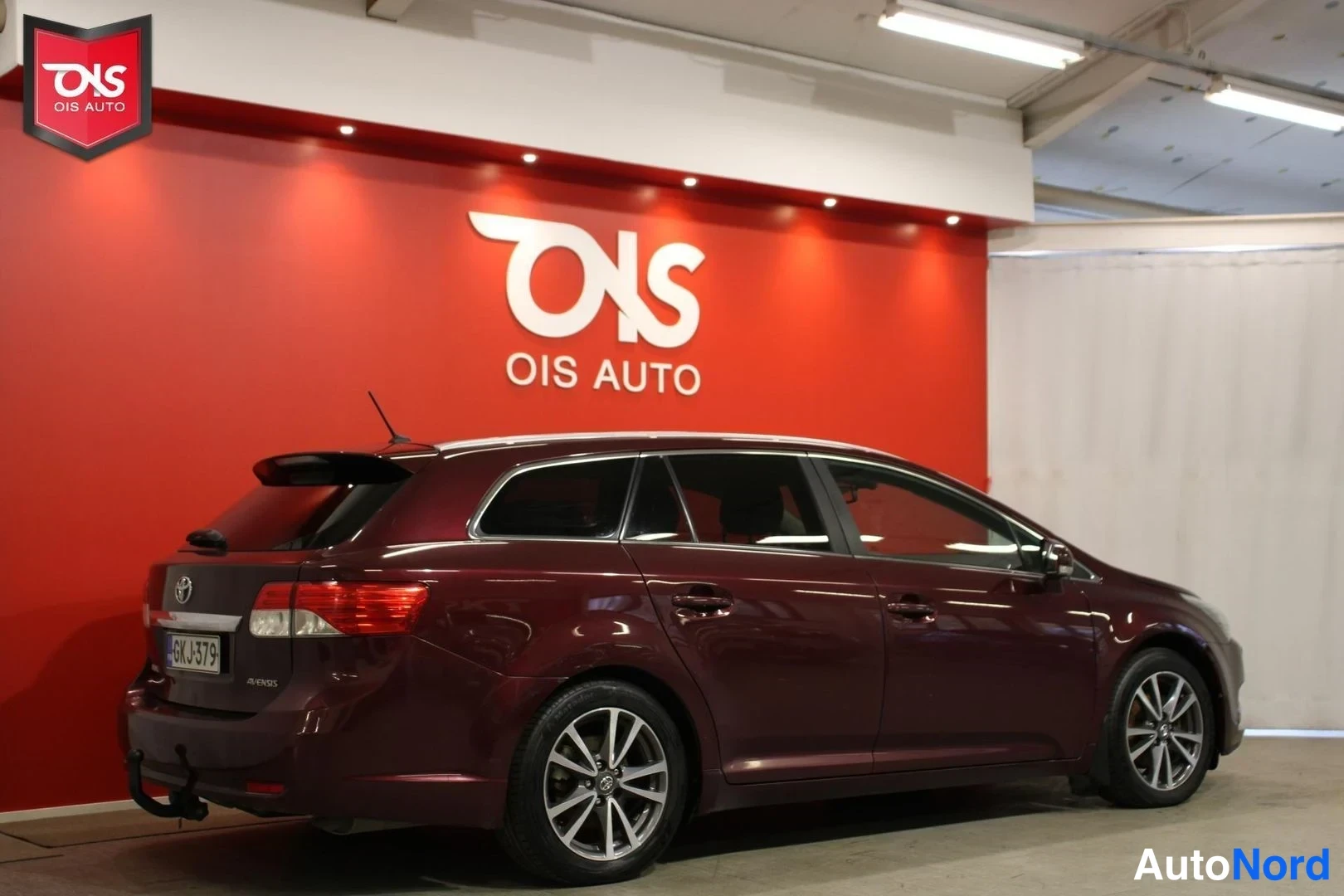Röd Toyota Avensis 2012, snett bakifrån, bild 8