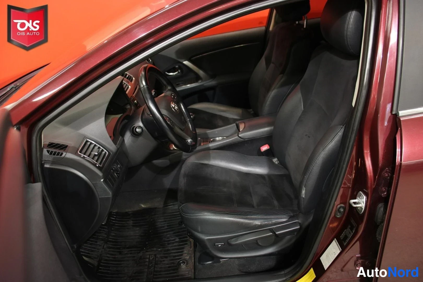 Röd Toyota Avensis 2012, framsäten, bild 10