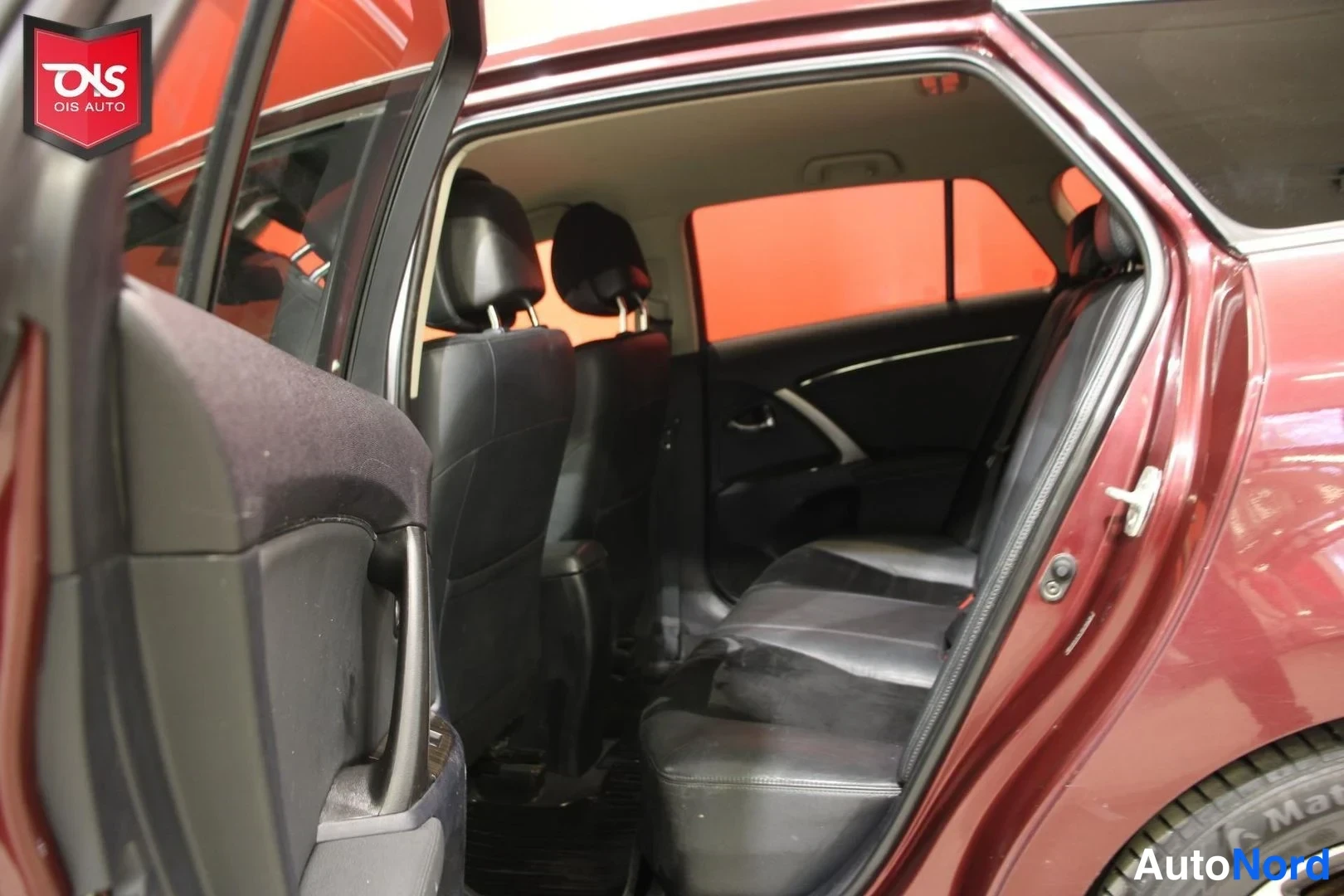 Röd Toyota Avensis 2012, baksäten, bild 12