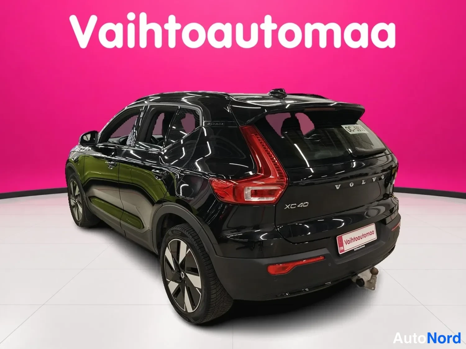 Musta Volvo XC40 Recharge 2024, takaviisto, kuva 3