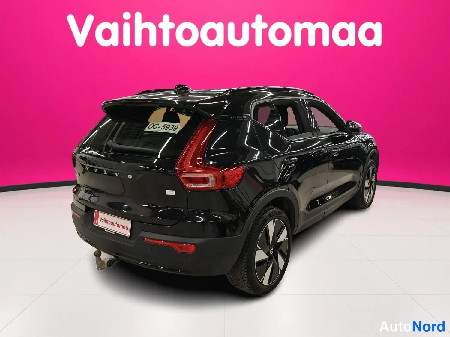 Musta Volvo XC40 Recharge 2024, takaviisto, kuva 4