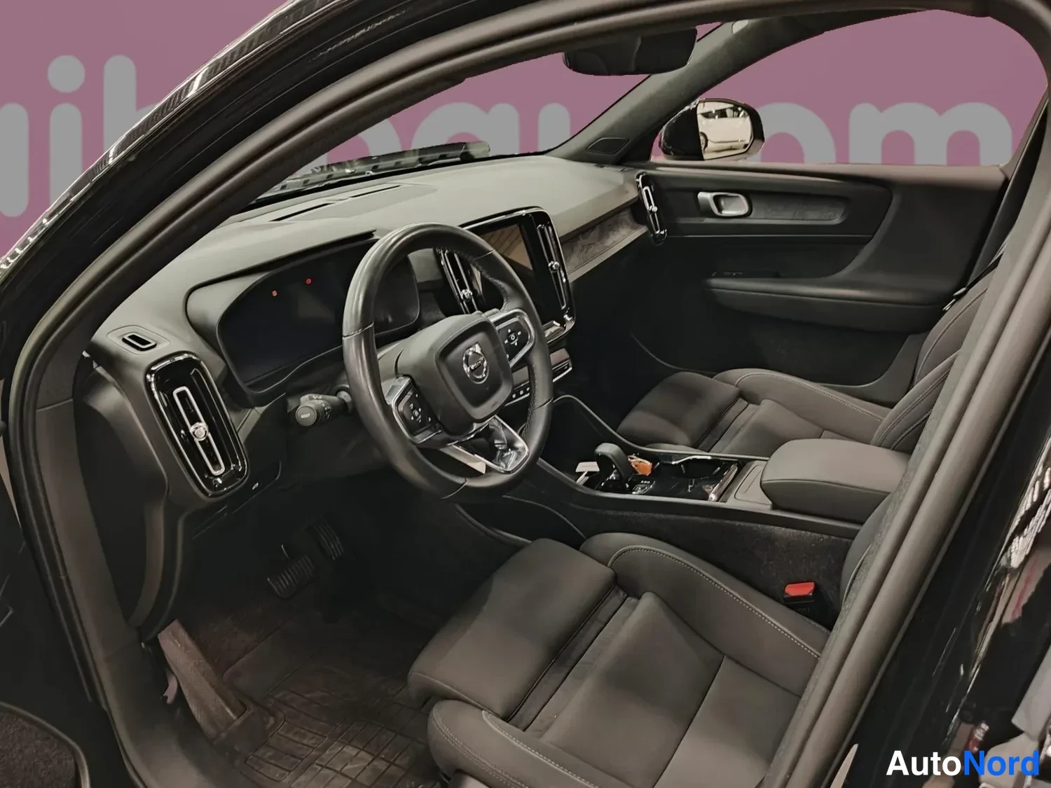 Musta Volvo XC40 Recharge 2024, ohjaamo, kuva 5
