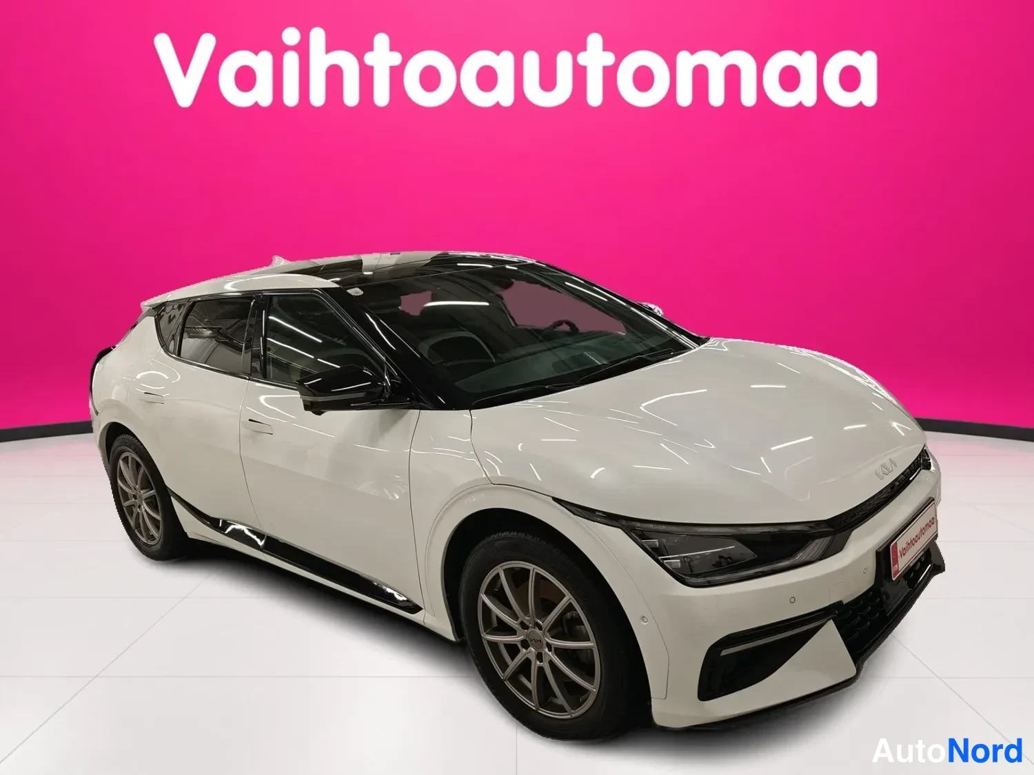 Valkoinen Kia EV6 2024, etuviisto, keula oikealle, kuva 2