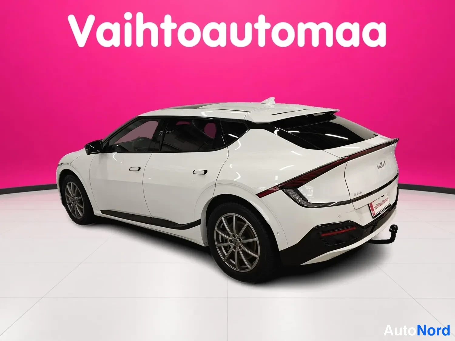 Valkoinen Kia EV6 2024, takaviisto, kuva 3