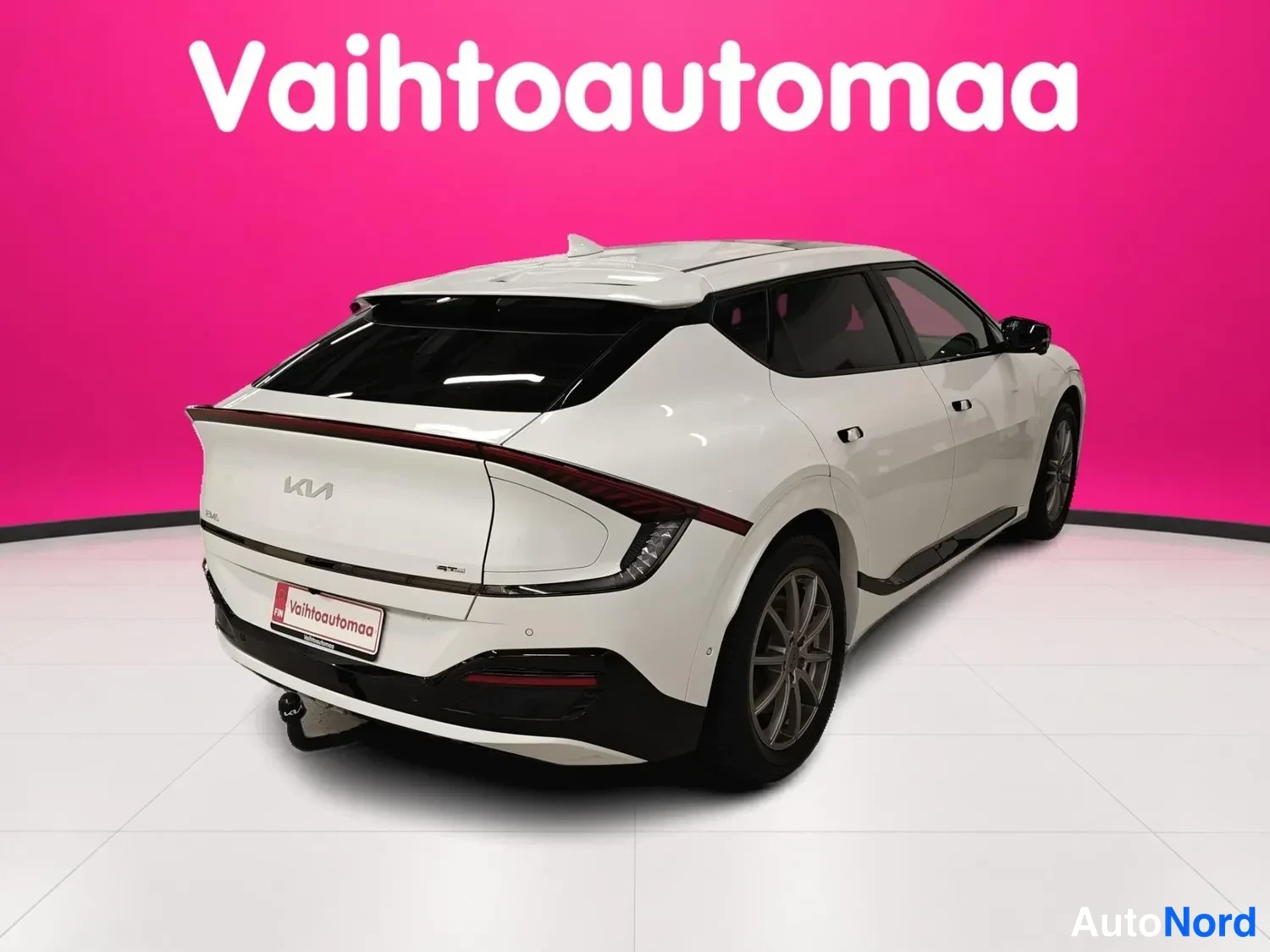 Valkoinen Kia EV6 2024, takaviisto, kuva 4