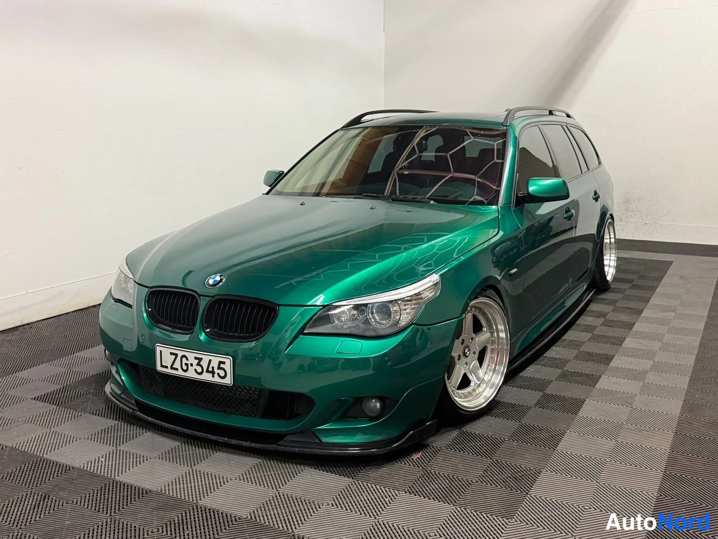 Vihreä BMW 535d 2008, etuviisto, keula vasemmalle, kuva 4
