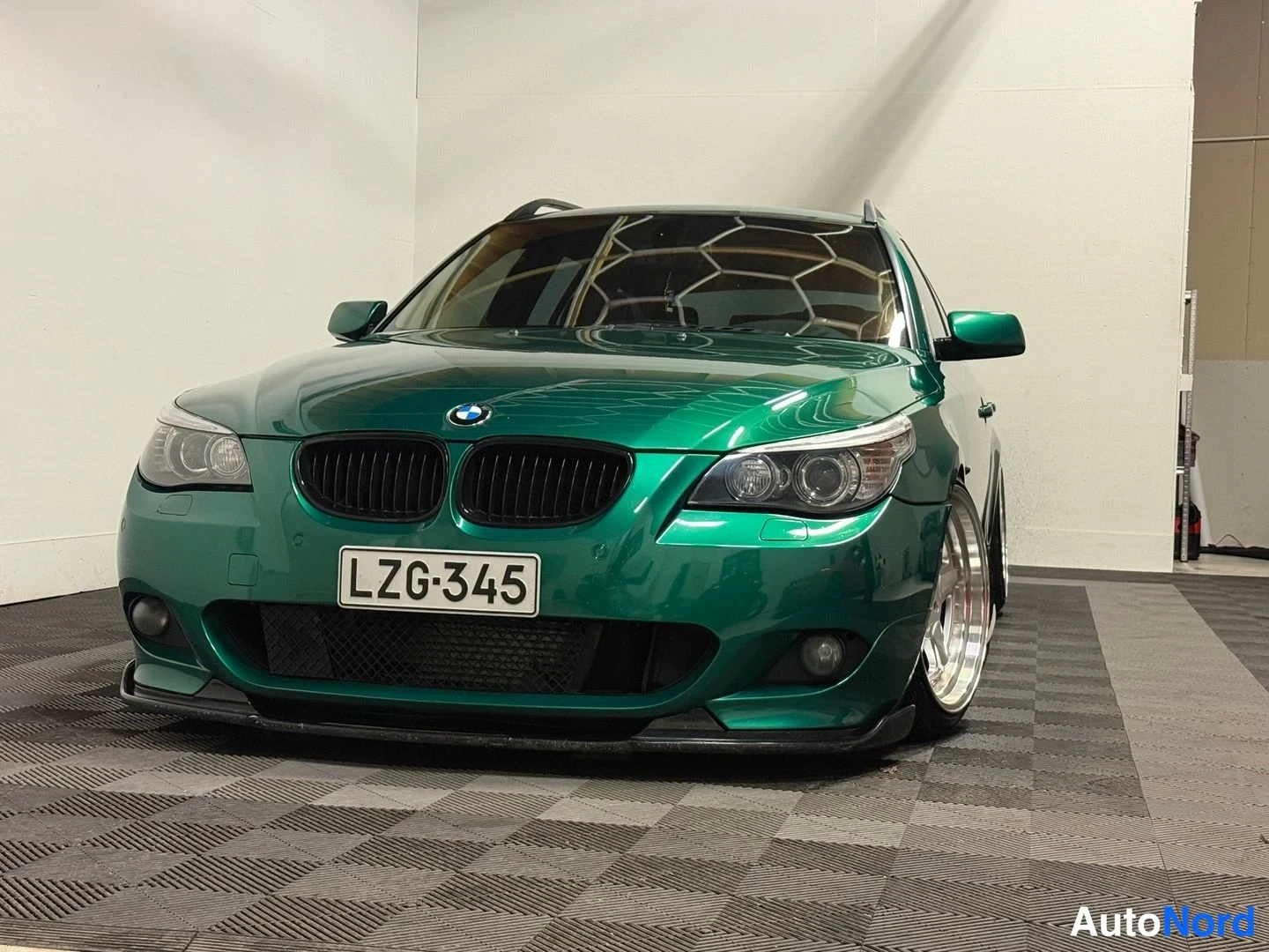 Vihreä BMW 535d 2008, edestä, kuva 12